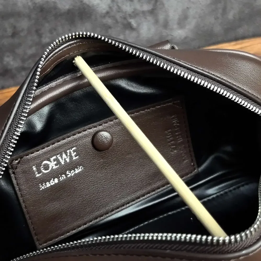 Loewe Amazona 23 Cropped Bag in Shiny Calfskin for Women in Squirrel Loewe Amazona 23 Cropped Bag in Shiny Calfskin for Women in Squirrel