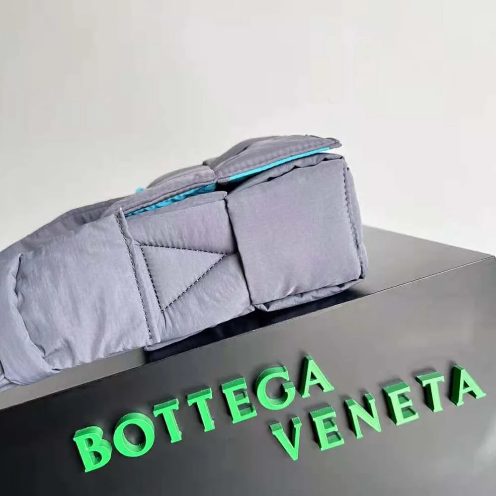 Bottega Veneta Padded Tech Cassette Medium Padded Intreccio Nylon Crossbody Bag for Men in Gray Bottega Veneta Padded Tech Cassette Medium Padded Intreccio Nylon Crossbody Bag for Men in Gray