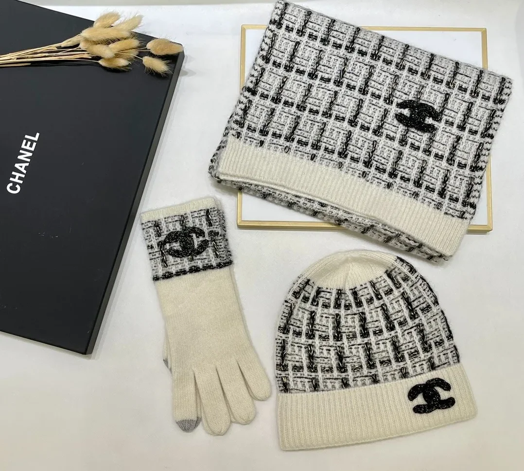 Chanel Monochrome Winter Knit Set Hat, Scarf And Gloves Black & White Chanel Monochrome Winter Knit Set Hat, Scarf And Gloves Black & White