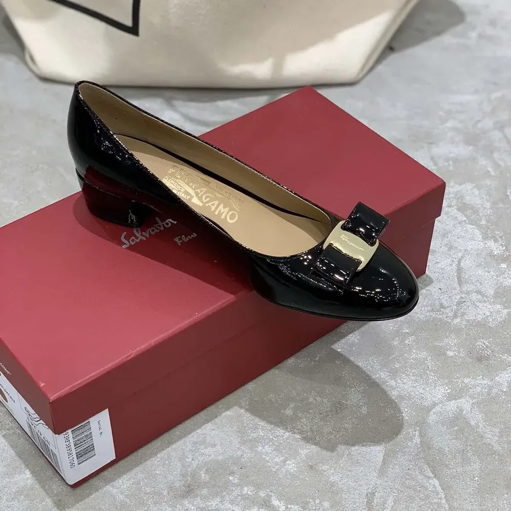 Salvatore Ferragamo Vara Pump for Women in Black Salvatore Ferragamo Vara Pump for Women in Black