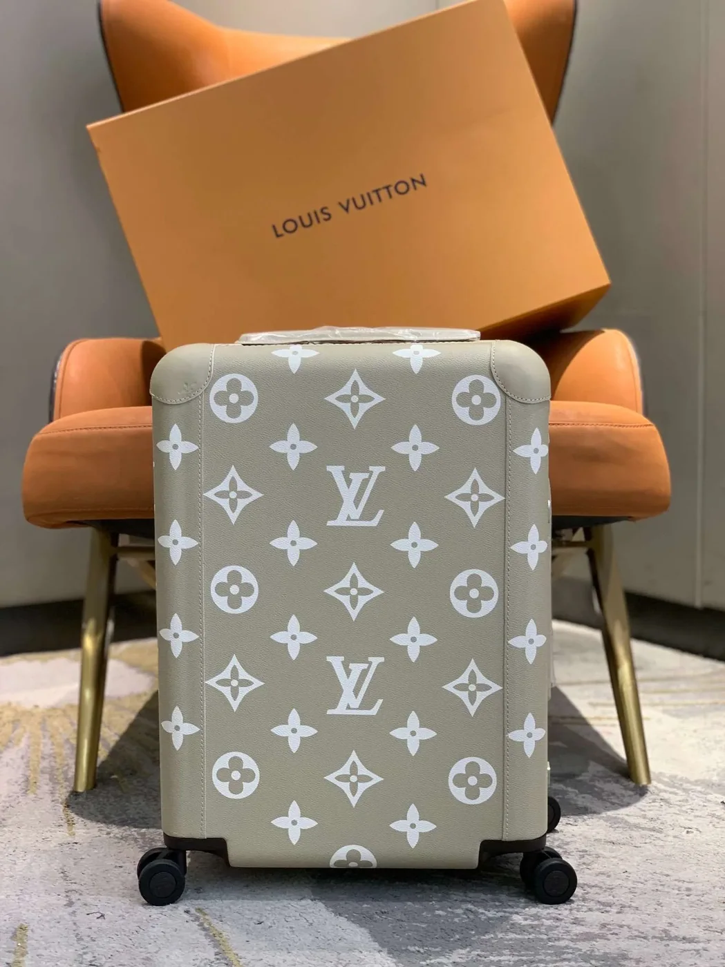 Louis Vuitton Horizon 55 Suitcase Grey Champagne Hardware Louis Vuitton Horizon 55 Suitcase Grey Champagne Hardware