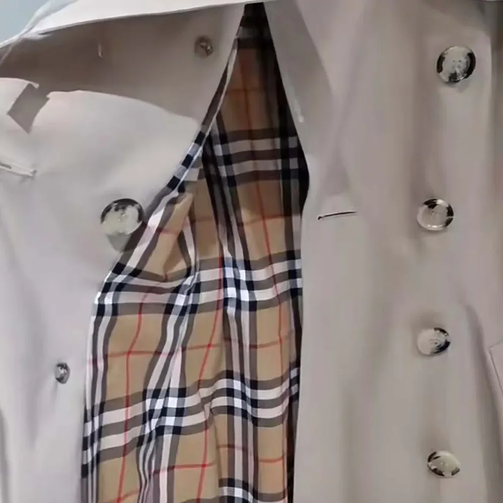Burberry Chelsea Heritage Trench Coat for Women