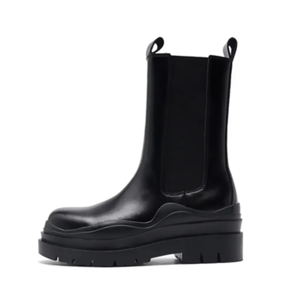 Bottega Veneta Tire Chelsea Boot in Calfskin Leather for Unisex in Black Bottega Veneta Tire Chelsea Boot in Calfskin Leather for Unisex in Black