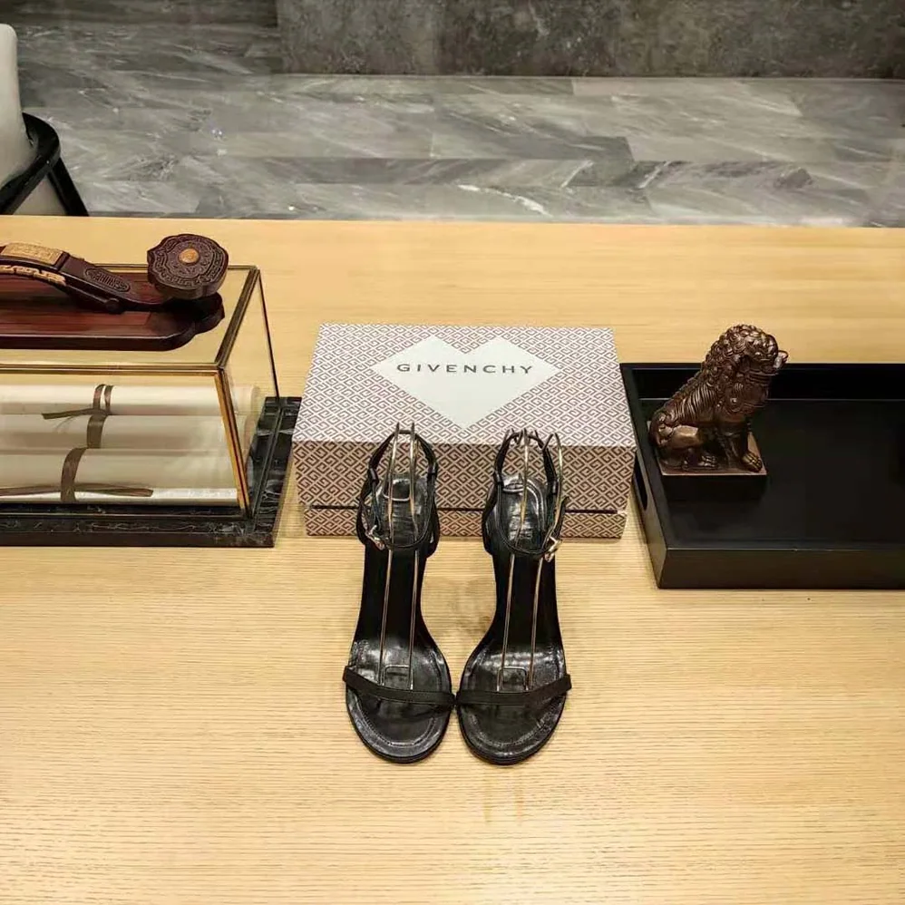 Givenchy G Cube Sandals in Leather for Women in Black Givenchy G Cube Sandals in Leather for Women in Black