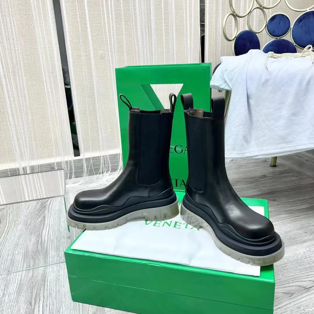 Bottega Veneta Lug Chelsea Boot Vegetable for Unisex in Tanned Leather Bottega Veneta Lug Chelsea Boot Vegetable for Unisex in Tanned Leather