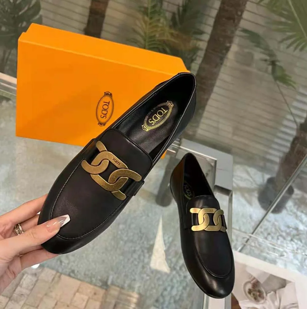 TODS Kate Loafers in Leather with A Metal Branded for Women in Black TODS Kate Loafers in Leather with A Metal Branded for Women in Black