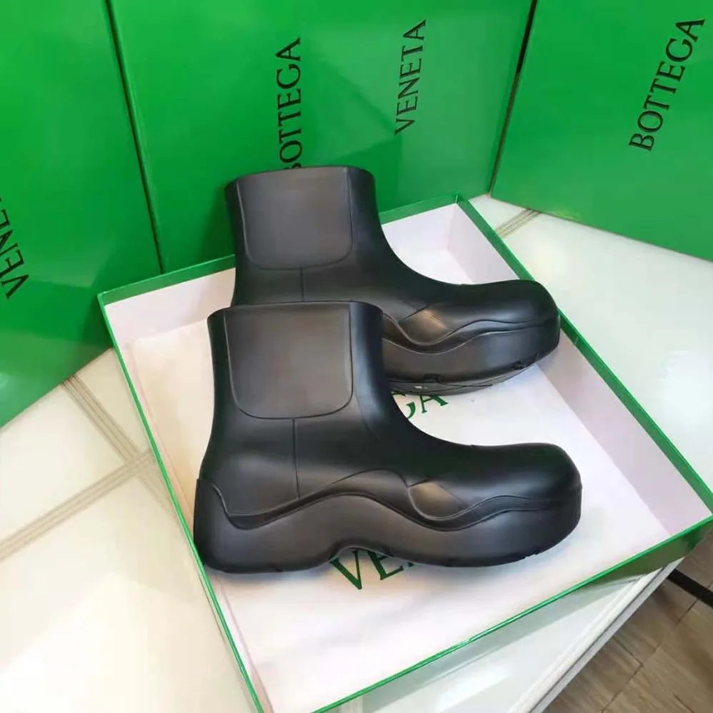 Bottega Veneta Puddle Ankle Boot for Unisex in Black