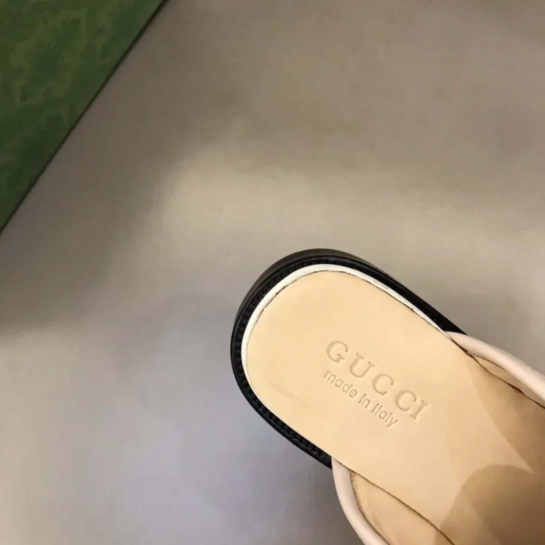 Gucci Slipper With Interlocking G Beige Gucci Slipper With Interlocking G Beige