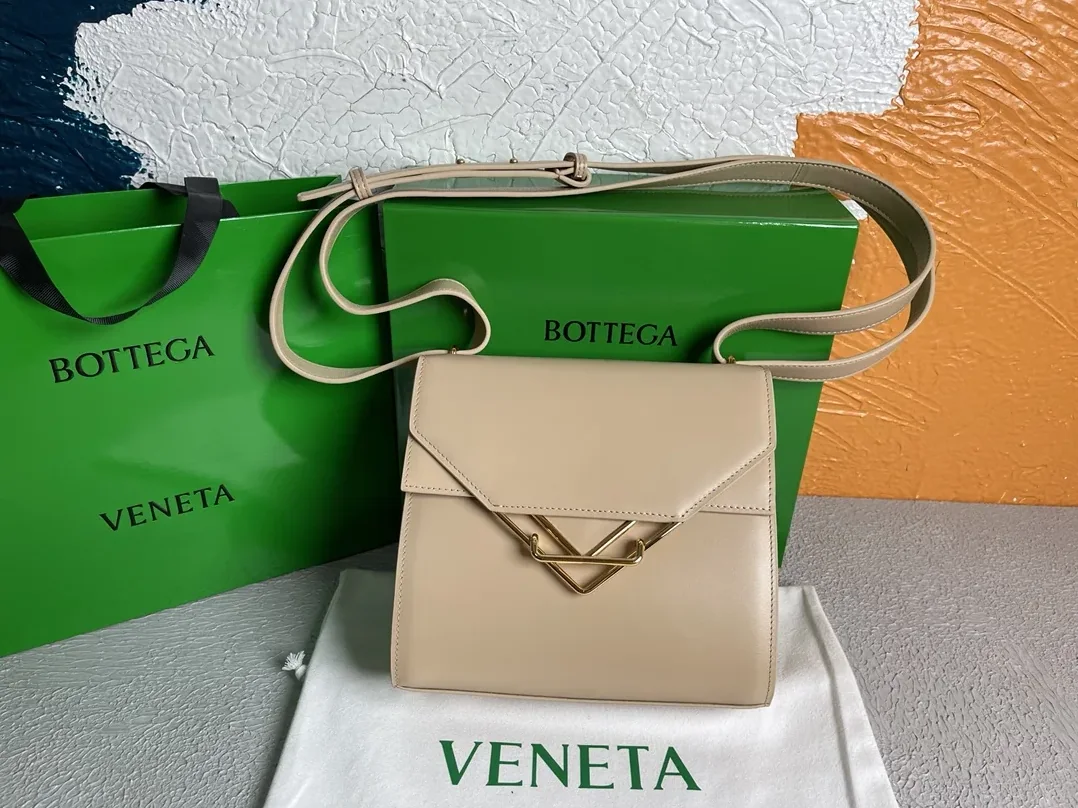Bottega Veneta Clip Bag Beige Bottega Veneta Clip Bag Beige