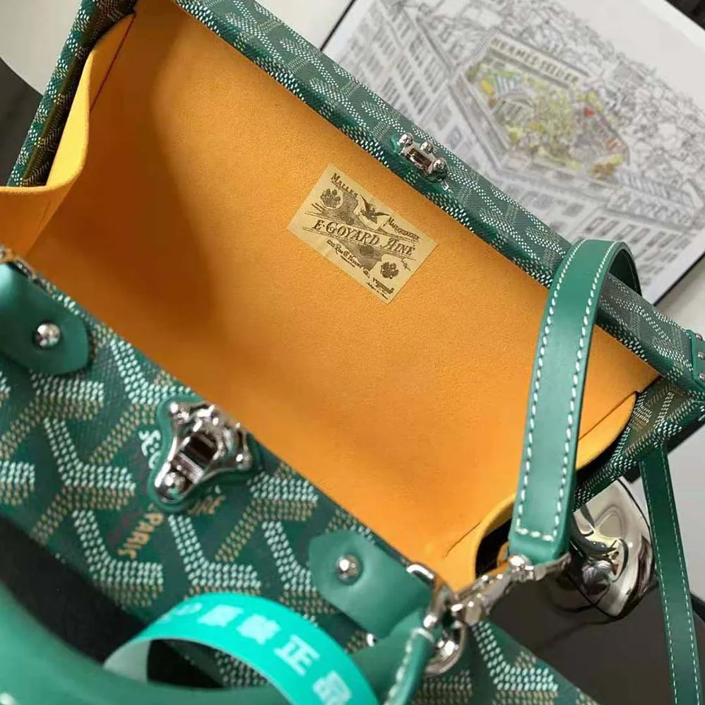 Goyard Sac Malle Grand Hôtel in Goyardine Canvas & Clamecy Calfskin for Women in Green Goyard Sac Malle Grand Hôtel in Goyardine Canvas & Clamecy Calfskin for Women in Green