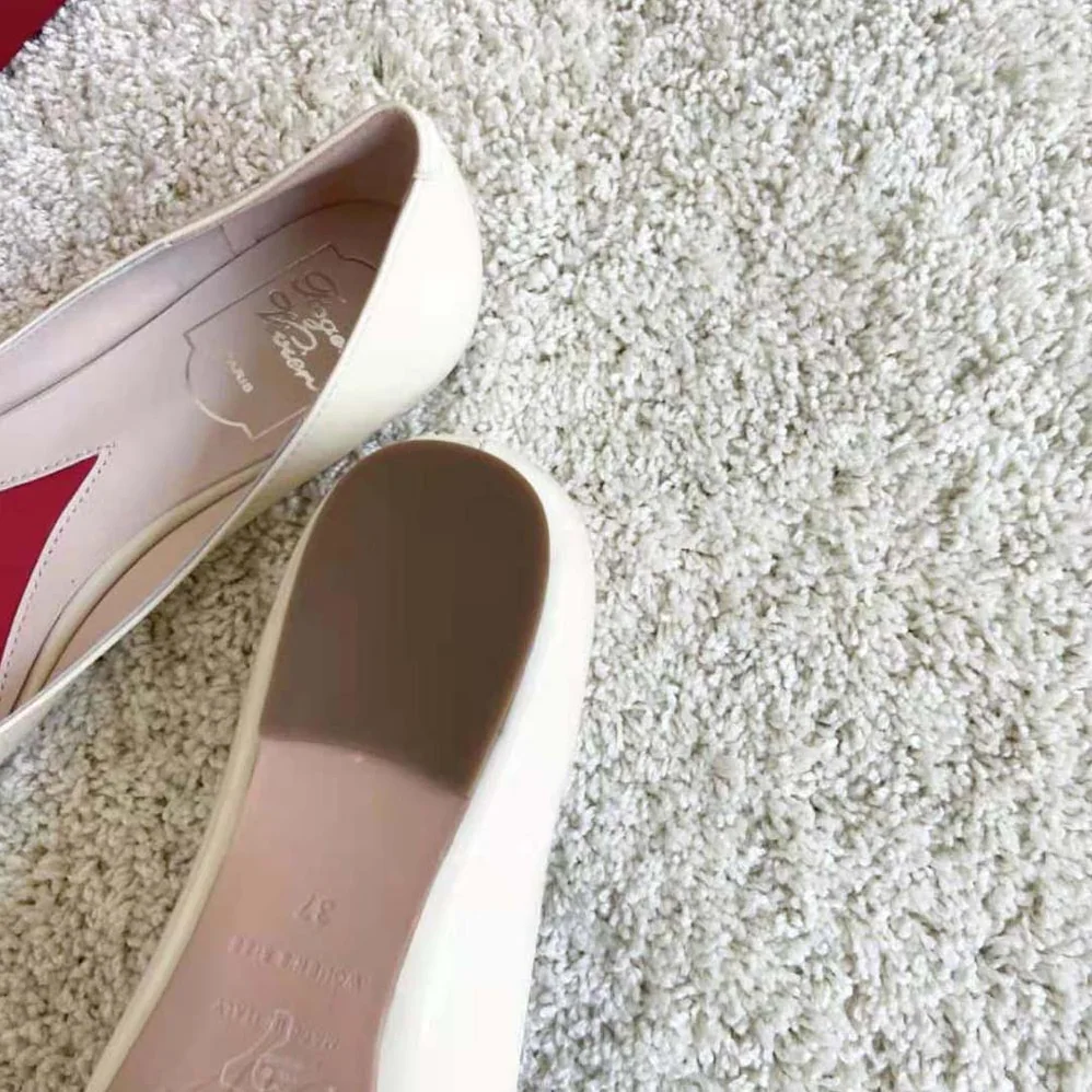 Roger Vivier Viv Choc Strass Buckle Ballerinas in Leather for Women in White Roger Vivier Viv Choc Strass Buckle Ballerinas in Leather for Women in White