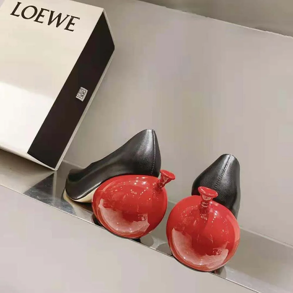 Loewe Balloon Pump in Calfskin for Women in Black Loewe Balloon Pump in Calfskin for Women in Black