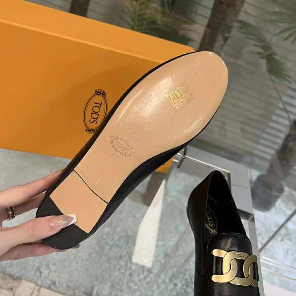 TODS Kate Loafers in Leather with A Metal Branded for Women in Black TODS Kate Loafers in Leather with A Metal Branded for Women in Black