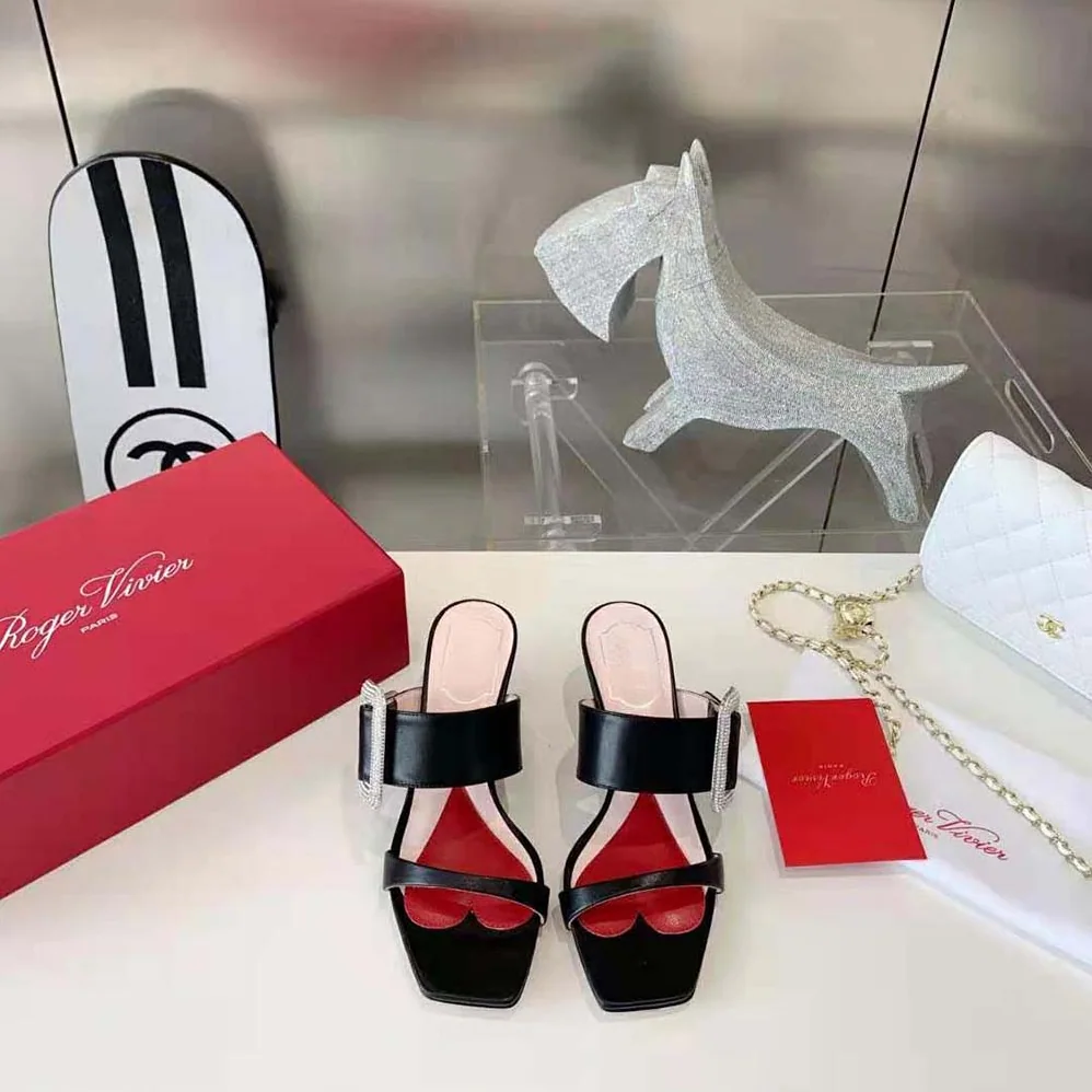 Roger Vivier Viv Choc Side Strass Buckle Mules in Leather for Women in Black Roger Vivier Viv Choc Side Strass Buckle Mules in Leather for Women in Black