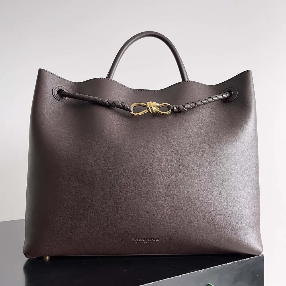 Bottega Veneta Large Andiamo in Silky Calf Leather-806010V4O922190 for Women Bottega Veneta Large Andiamo in Silky Calf Leather-806010V4O922190 for Women