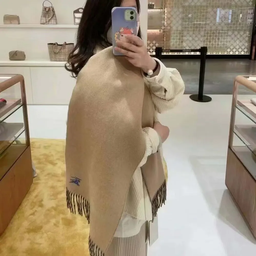 Burberry Reversible Cashmere Scarf for Unisex in Beige Burberry Reversible Cashmere Scarf for Unisex in Beige