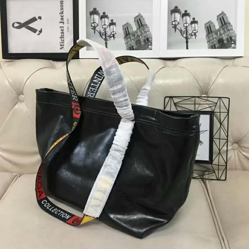 Balenciaga Carry Logo Handles Shopper M in Lambskin for Women in Black