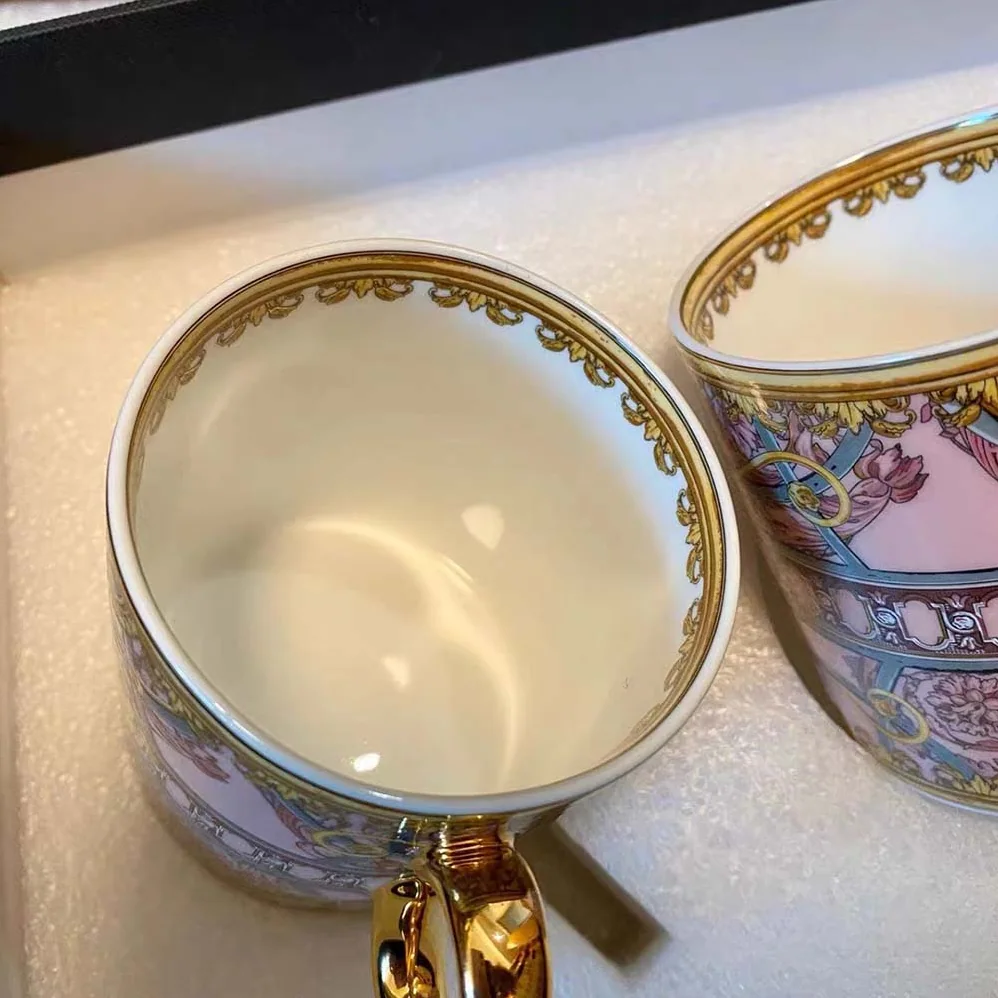 Versace Scala Del Palazzo Verde Mug for Unisex in Pink Versace Scala Del Palazzo Verde Mug for Unisex in Pink