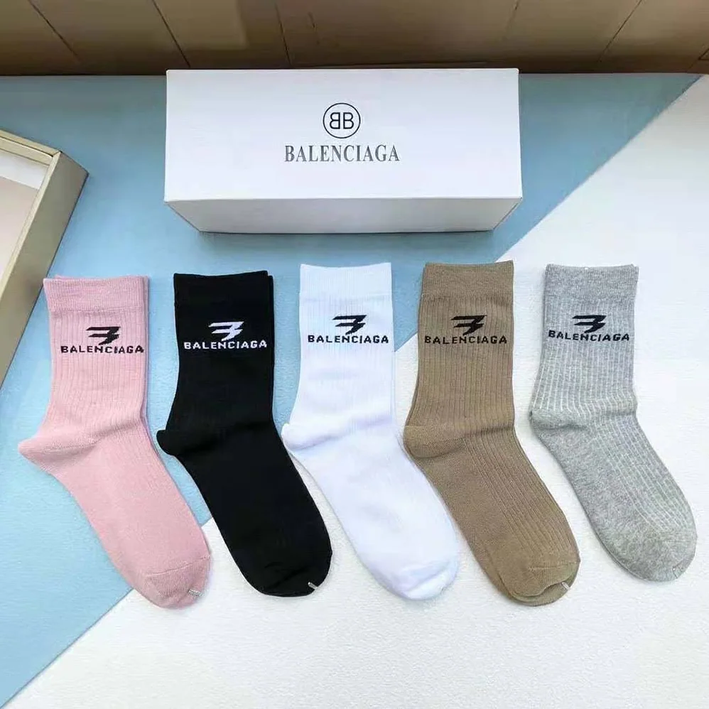 Balenciaga 3B Sports Icon Socks in White and Black Cotton for Unisex Balenciaga 3B Sports Icon Socks in White and Black Cotton for Unisex