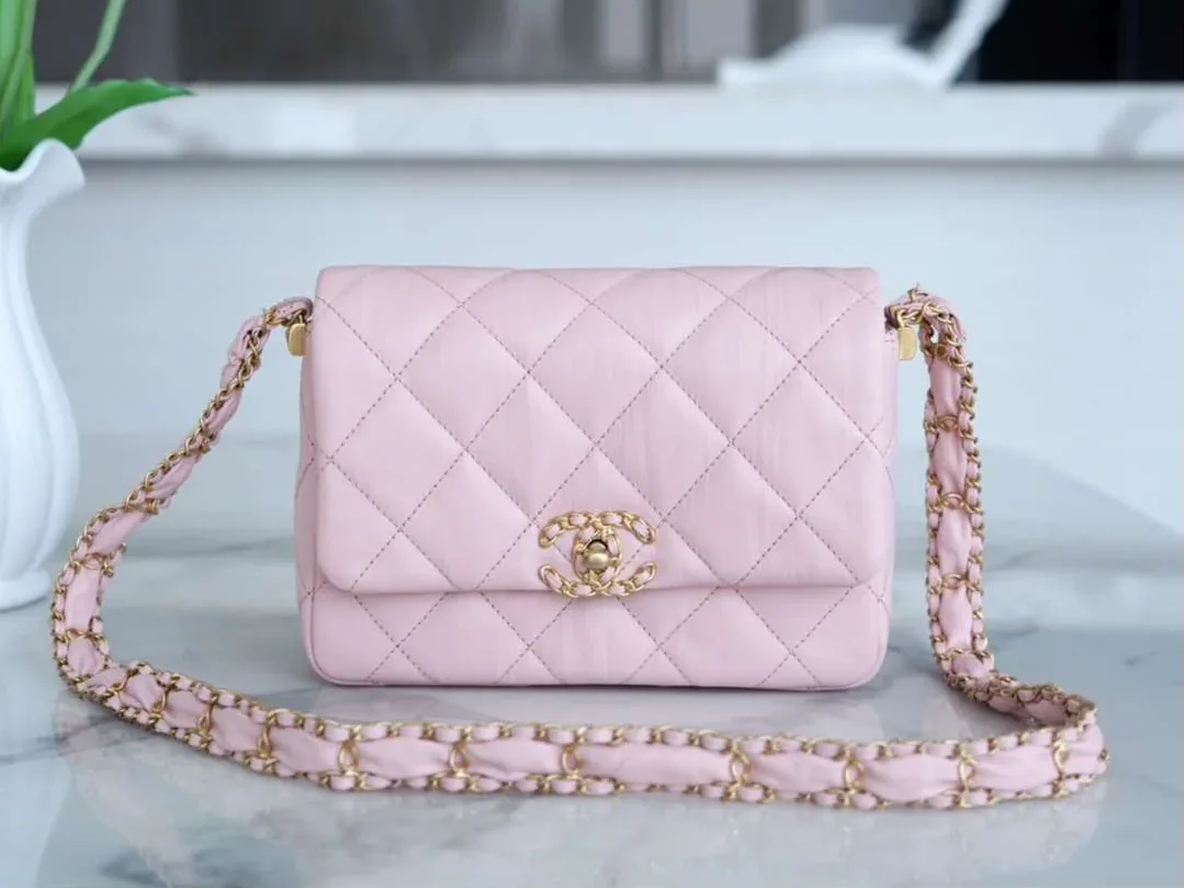 Chanel Wide Shoulder Bag Pink /