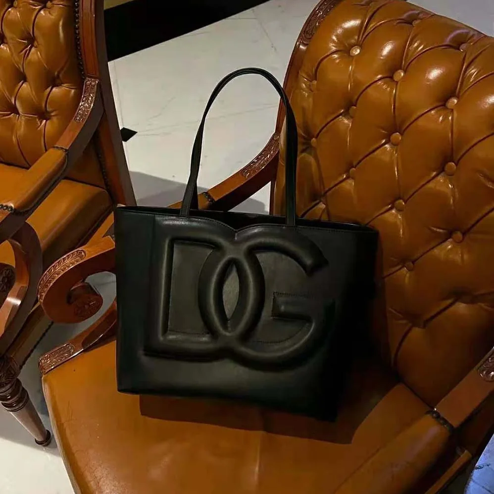 Dolce Gabbana D&G Small Calfskin DG Logo Bag Shopper for Women in Black Dolce Gabbana D&G Small Calfskin DG Logo Bag Shopper for Women in Black