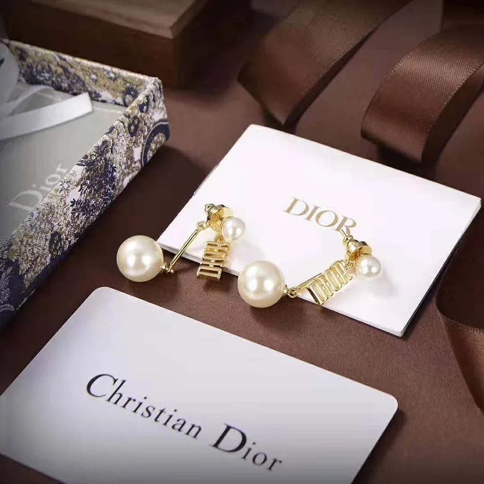 Dior Dio(r)evolution Earrings Gold-Finish Metal and White Resin Pearls for Women Dior Dio(r)evolution Earrings Gold-Finish Metal and White Resin Pearls for Women