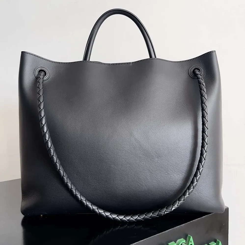 Bottega Veneta Large Andiamo in Silky Calf Leather for Women in Black/Gold