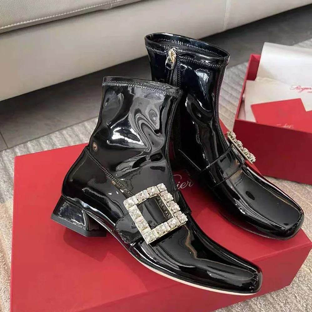 Roger Vivier Très Vivier Babies Strass Buckle Strech Boots in Patent Leather for Women in Black Roger Vivier Très Vivier Babies Strass Buckle Strech Boots in Patent Leather for Women in Black