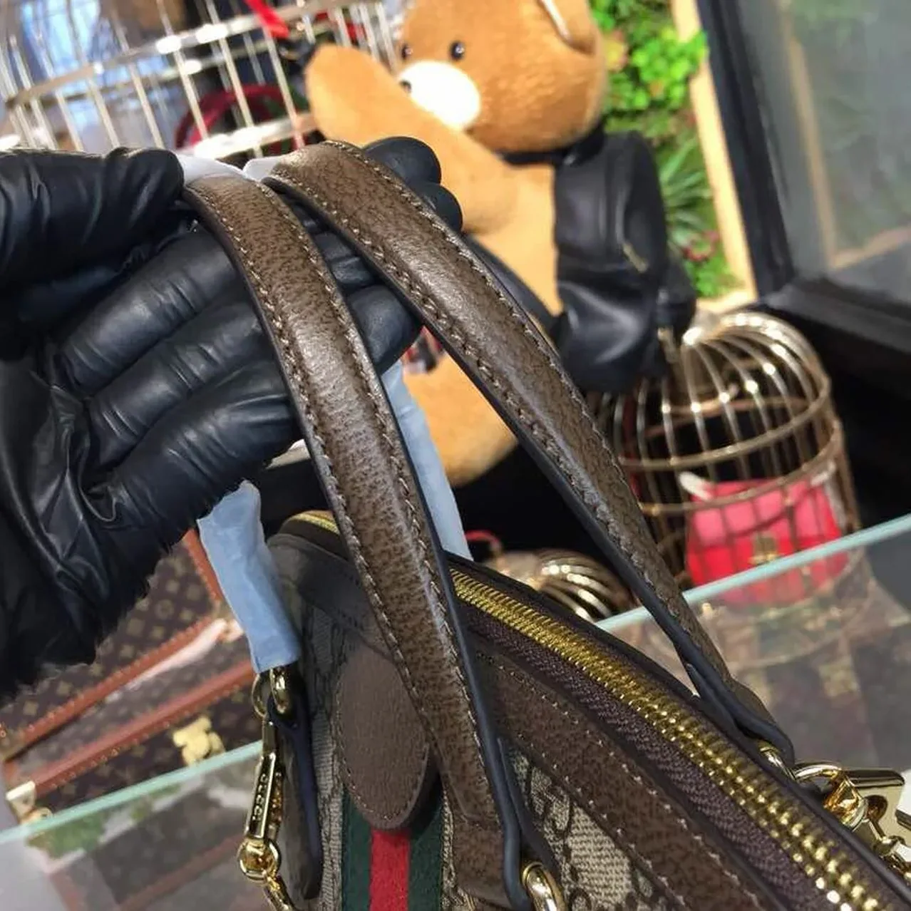 Gucci Ophidia Medium Shoulder Bag Beige in Ebony GG Supreme Canvas / Gucci Ophidia Medium Shoulder Bag Beige in Ebony GG Supreme Canvas /