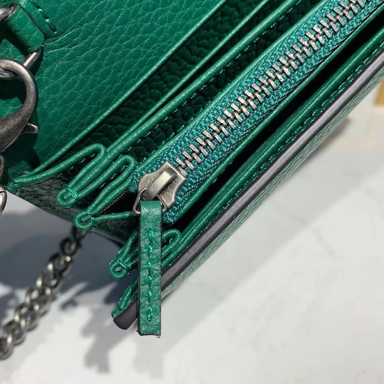 Gucci Dionysus Mini Chain Shoulder Bag / Emerald Green Metal Free Tanned Antique Silver Hardware Gucci Dionysus Mini Chain Shoulder Bag / Emerald Green Metal Free Tanned Antique Silver Hardware