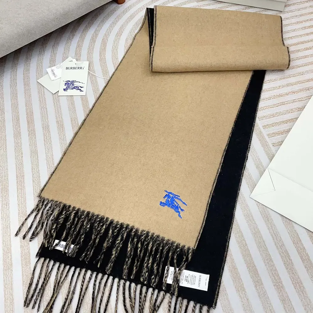 Burberry Reversible Cashmere Scarf for Unisex in Beige Burberry Reversible Cashmere Scarf for Unisex in Beige