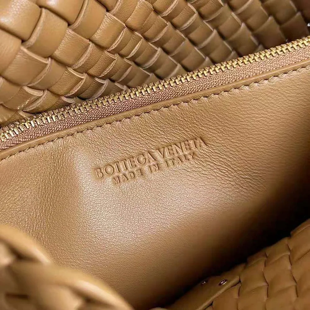 Bottega Veneta Cobble Shoulder Bag Small Padded Intreccio Leather for Women in Brown Bottega Veneta Cobble Shoulder Bag Small Padded Intreccio Leather for Women in Brown