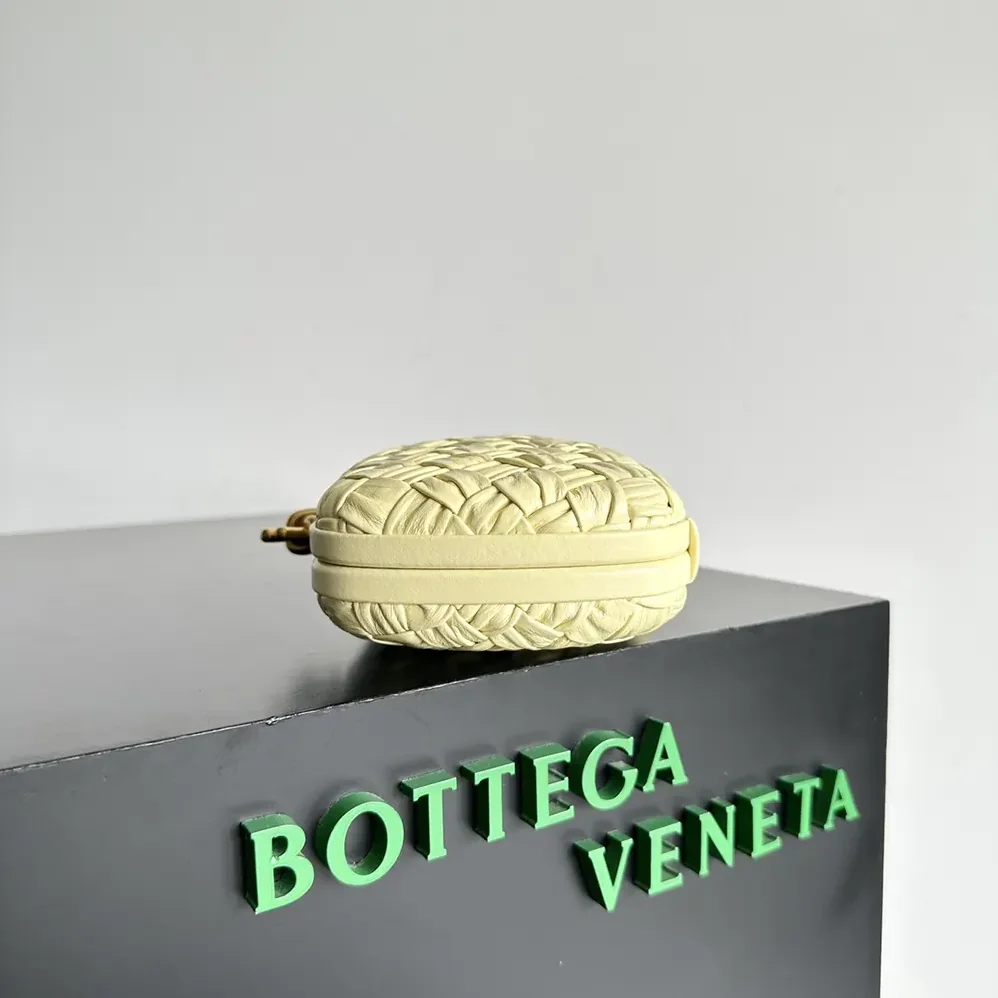 Bottega Veneta Knot Minaudière Clutch in Calfskin Leather for Women in Yellow Bottega Veneta Knot Minaudière Clutch in Calfskin Leather for Women in Yellow