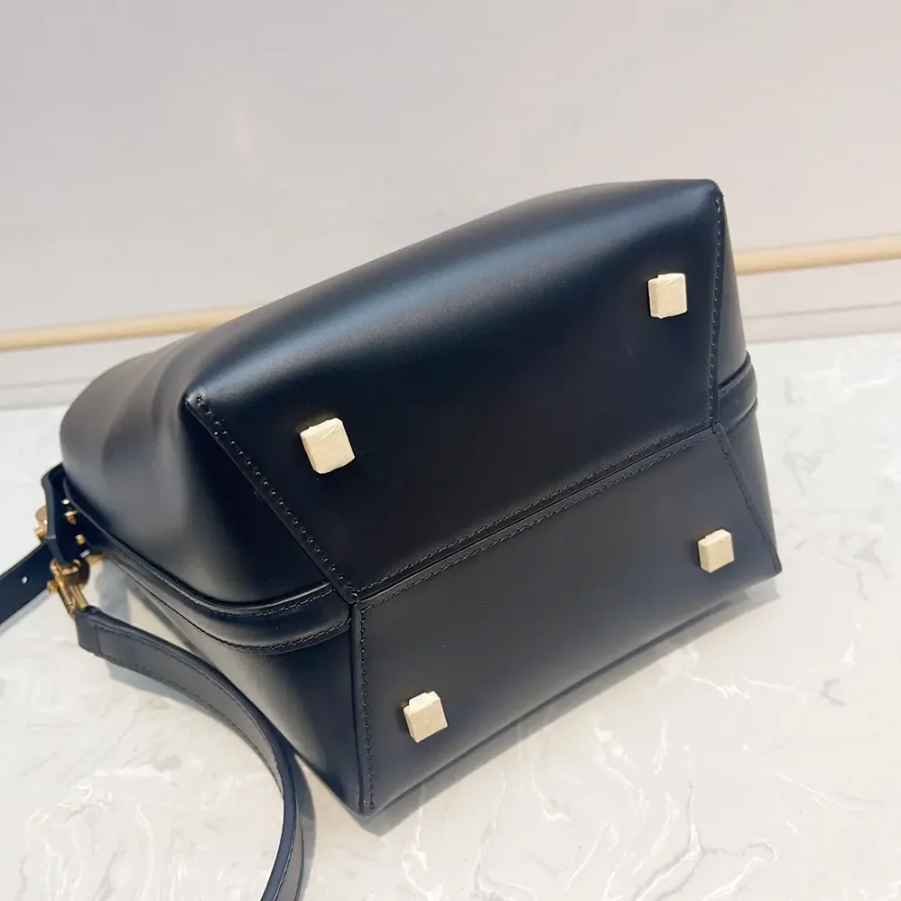 Saint Laurent YSL Le 37 Small in Shiny Leather for Women in Black Saint Laurent YSL Le 37 Small in Shiny Leather for Women in Black