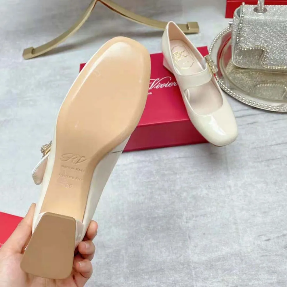 Roger Vivier Très Vivier Rhinestone Buckle Babies Pumps for Women in White Roger Vivier Très Vivier Rhinestone Buckle Babies Pumps for Women in White