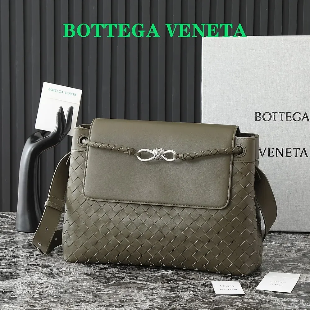 Bottega Veneta Medium Andiamo Messenger for Unisex in Dark Green