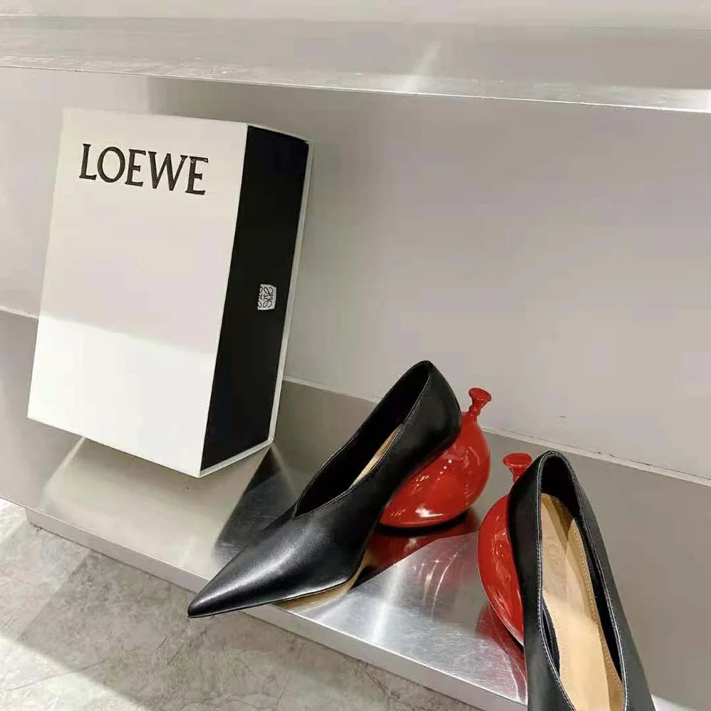 Loewe Balloon Pump in Calfskin for Women in Black Loewe Balloon Pump in Calfskin for Women in Black