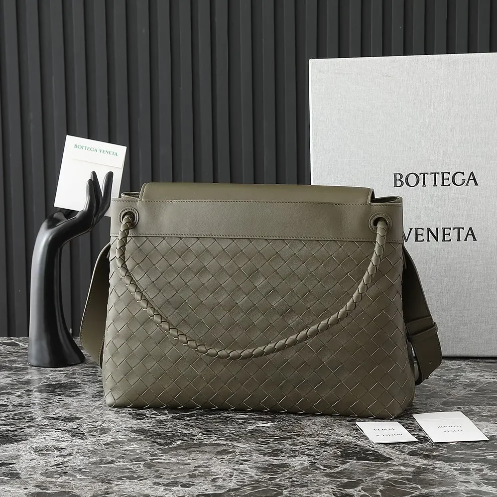 Bottega Veneta Medium Andiamo Messenger for Unisex in Dark Green