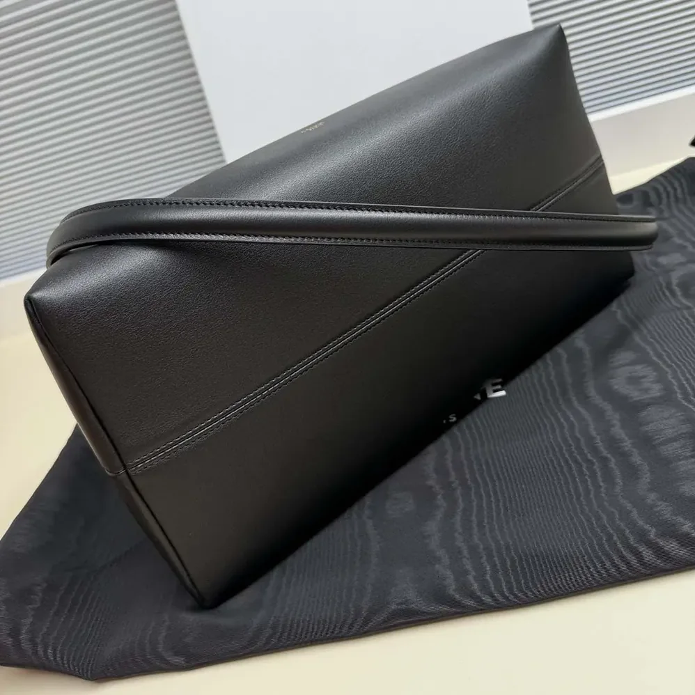 Celine Doctor'S Pouch In Supple Natural Calfskin for Women in Black Celine Doctor'S Pouch In Supple Natural Calfskin for Women in Black