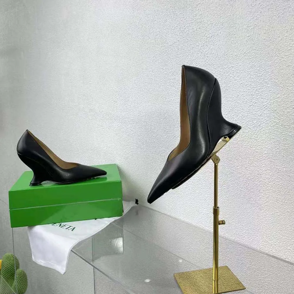 Bottega Veneta Punta Pump in 10 cm Heel Height for Women in Black Bottega Veneta Punta Pump in 10 cm Heel Height for Women in Black