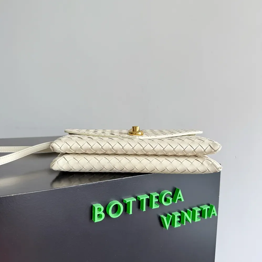 Bottega Veneta Knot Lock in Intrecciato Piccolo Leather for Women in White