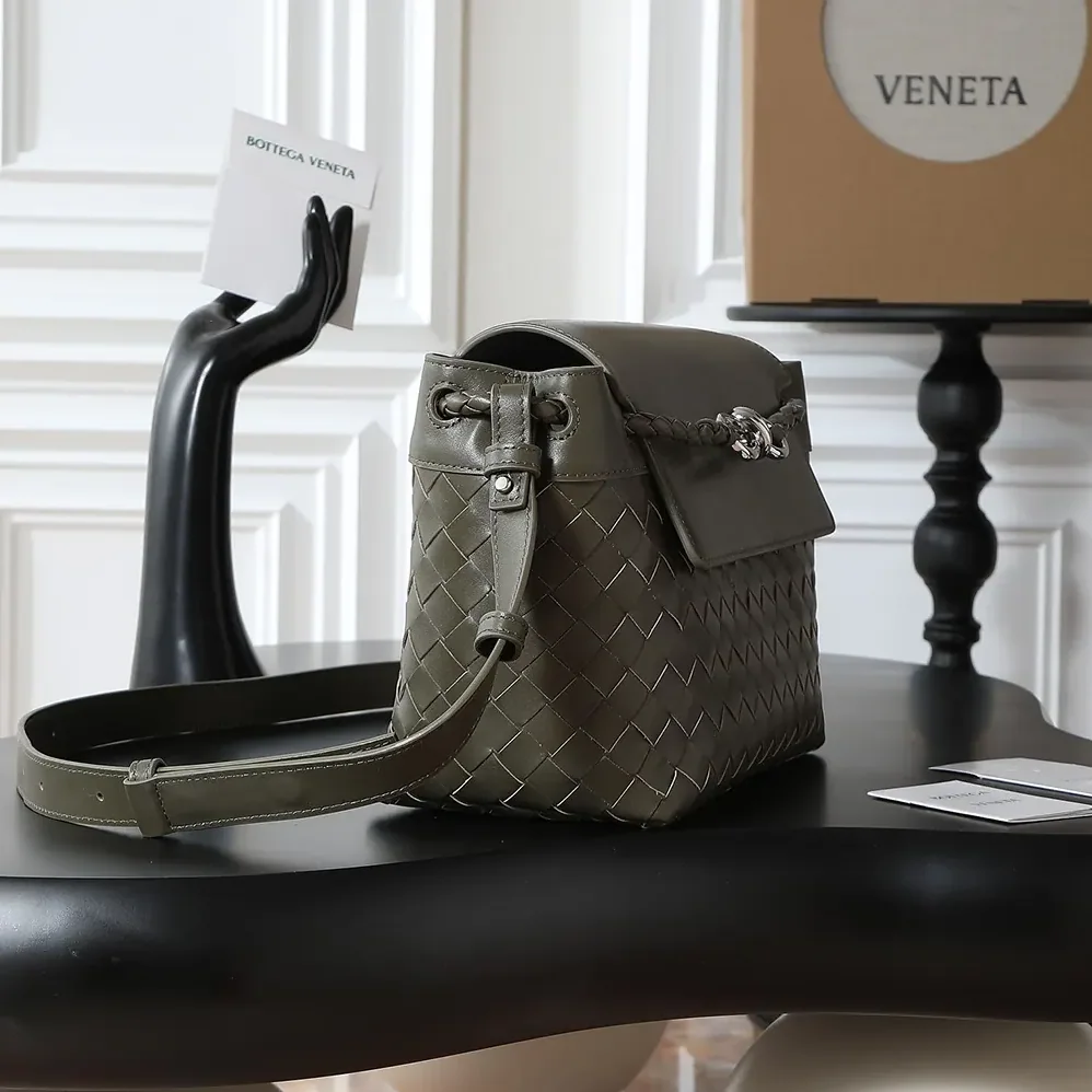 Bottega Veneta Small Andiamo Messenger for Unisex in Dark Green Bottega Veneta Small Andiamo Messenger for Unisex in Dark Green