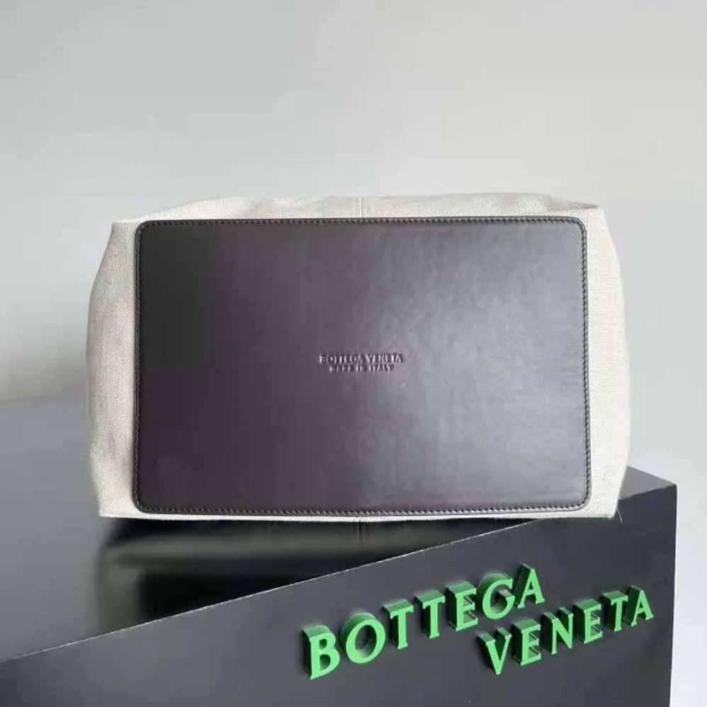 Bottega Veneta Medium Flip Flap in Intrecciato Leather for Women Bottega Veneta Medium Flip Flap in Intrecciato Leather for Women
