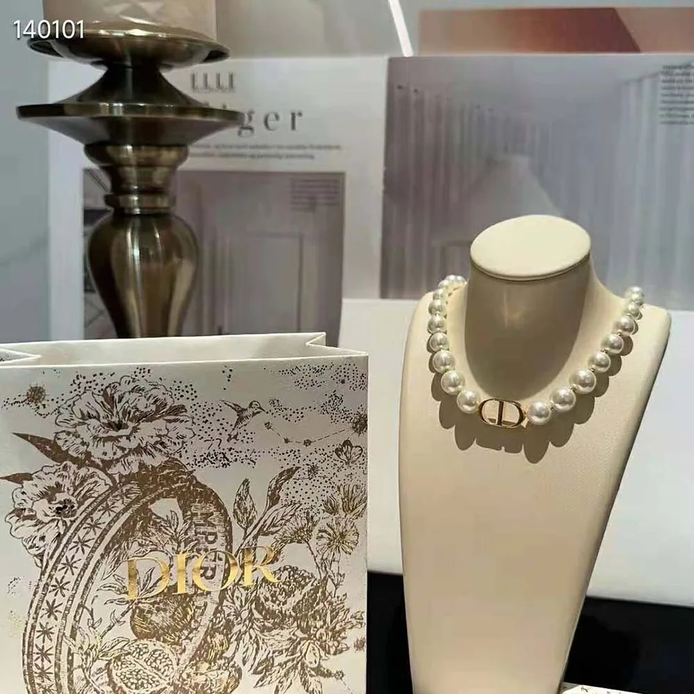 Dior 30 Montaigne Choker Gold-Finish Metal and White Resin Pearls for Women Dior 30 Montaigne Choker Gold-Finish Metal and White Resin Pearls for Women