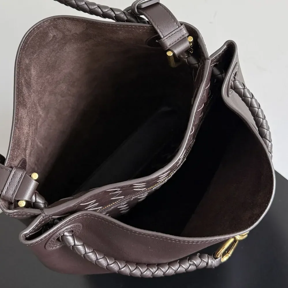 Bottega Veneta Andiamo Bucket in Silky Calf Leather for Women in Chocolate Bottega Veneta Andiamo Bucket in Silky Calf Leather for Women in Chocolate