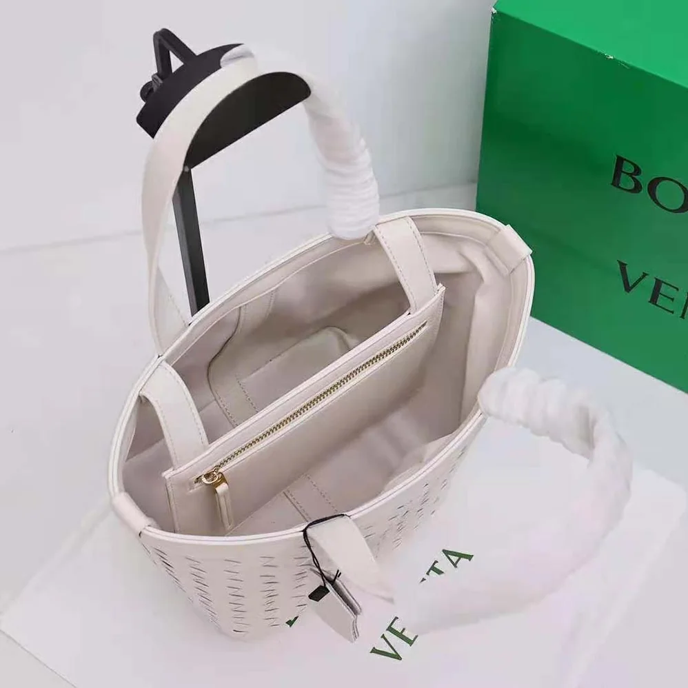 Bottega Veneta Small Flip Flap in Lambskin Leather for Women in White