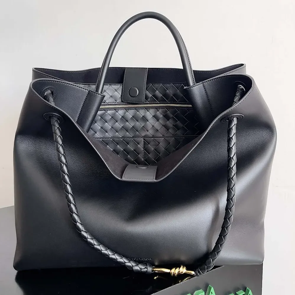 Bottega Veneta Large Andiamo in Silky Calf Leather for Women in Black/Gold