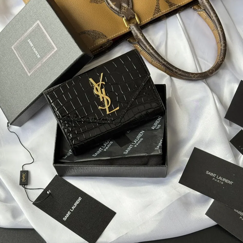 Saint Laurent YSL Uptown Flap Card Case in Crocodile for Women in Embossed Shiny Leather Saint Laurent YSL Uptown Flap Card Case in Crocodile for Women in Embossed Shiny Leather