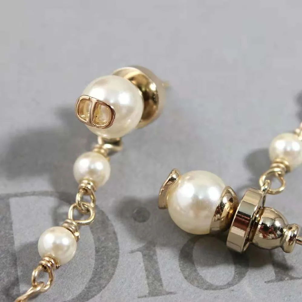 Dior Métamorphose Earrings Gold-Finish Metal and White Resin Pearls for Women Dior Métamorphose Earrings Gold-Finish Metal and White Resin Pearls for Women