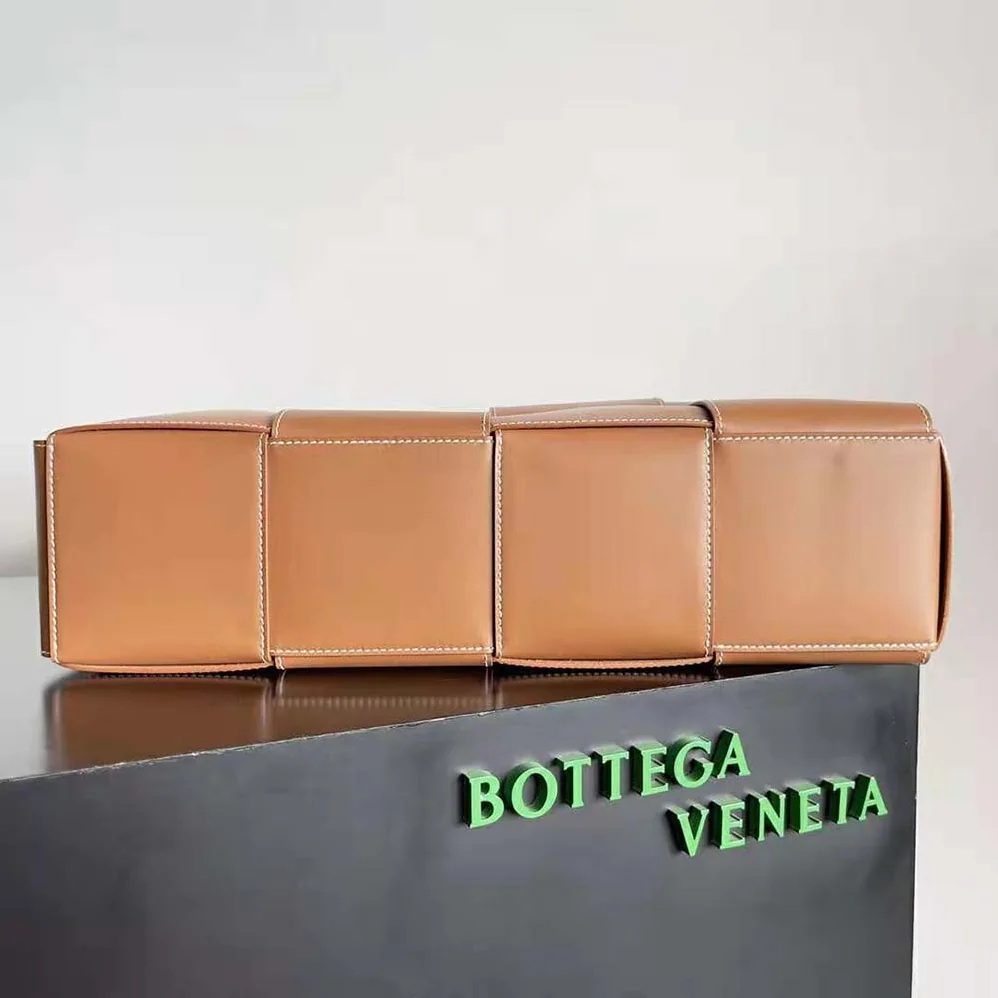 Bottega Veneta Medium Arco Tote Bag for Women in Brown Bottega Veneta Medium Arco Tote Bag for Women in Brown